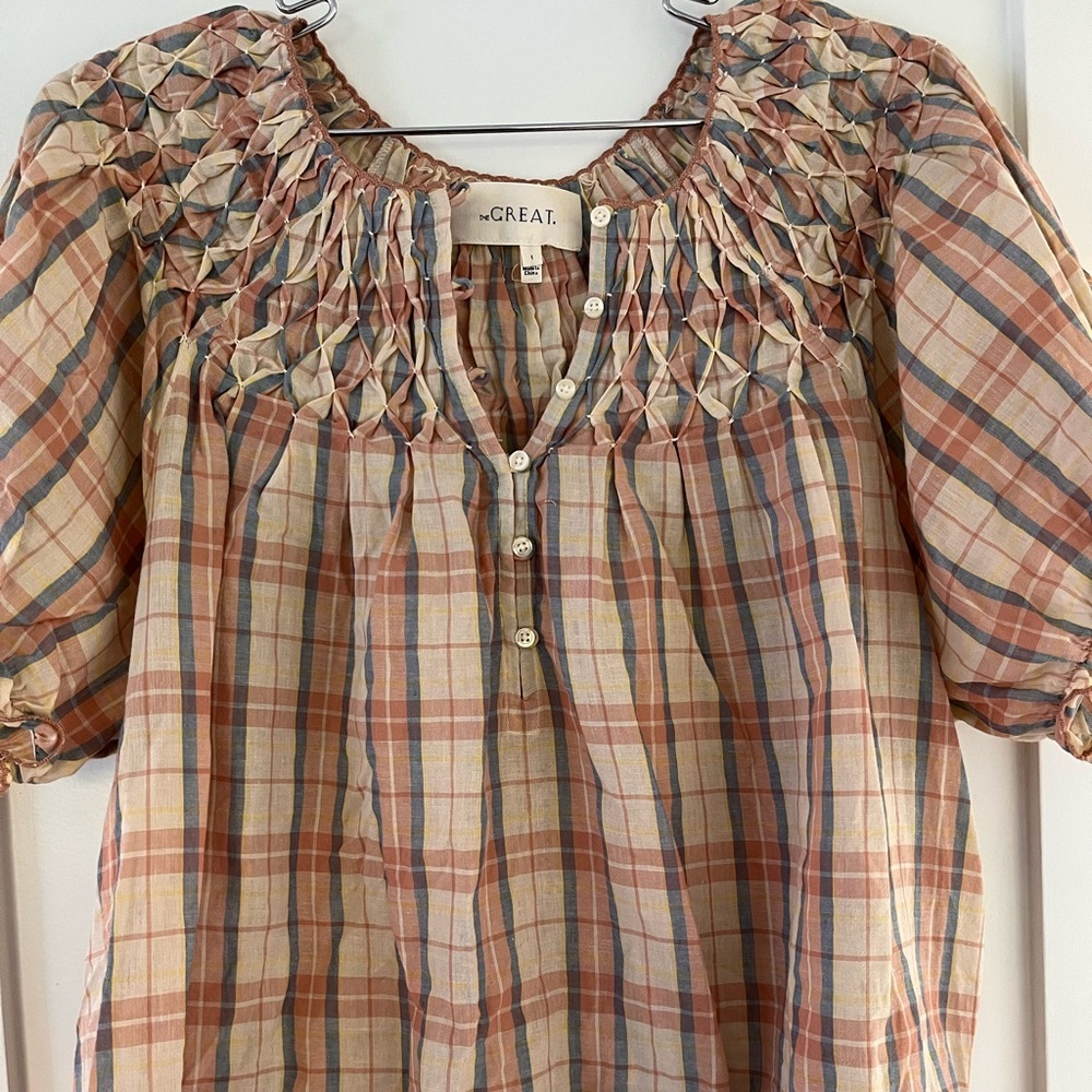 THE GREAT. Short sleeve woven top size s (1) with detailed smocking
